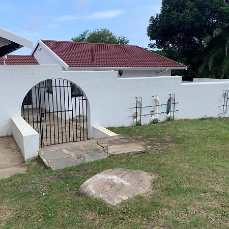 White House Lodge In Scotburgh Scottburgh Bagian luar foto